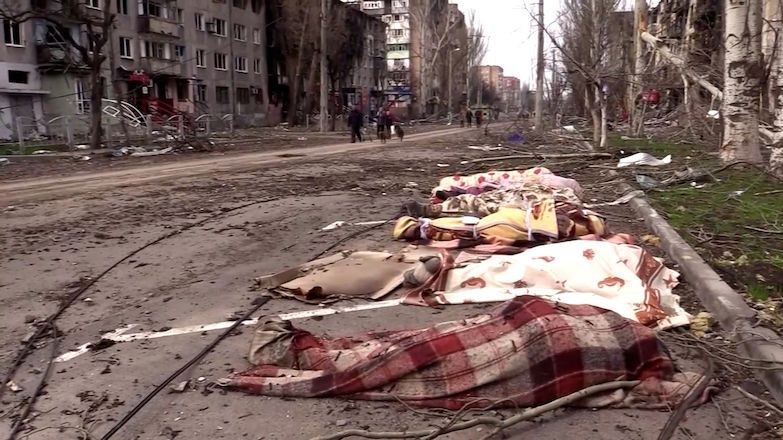 Rusové nechávají civilisty v Mariupolu za jídlo odklízet suť a mrtvoly